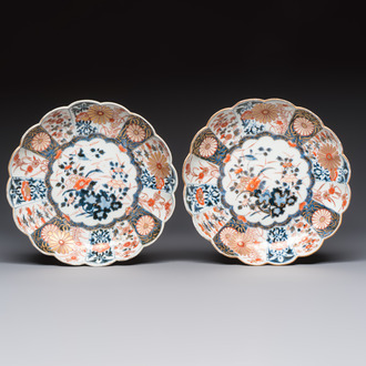 A pair of Japanese Imari lobed plates with floral design, Edo, 18th C.