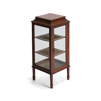 An Edwardian inlaid mahogany standing display cabinet, England, late 19/early 20th C.