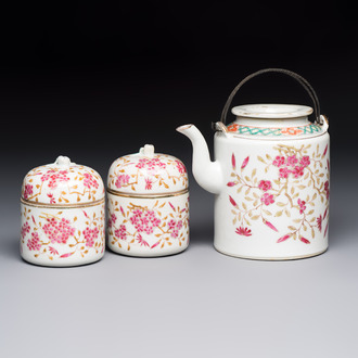 A Chinese famille rose wine pot and a pair of covered wine warming bowls with cups, Qianlong and Wang Fulong Zhi 汪福隆制 marks, 19/20th C.