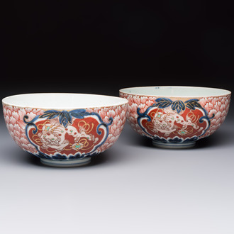 A pair of Japanese Imari 'Shishi Lions' bowls, Edo/Meiji, 19th C.