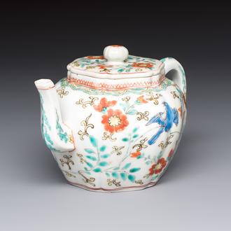 A Japanese Kakiemon teapot and cover, Edo, late 17th C.