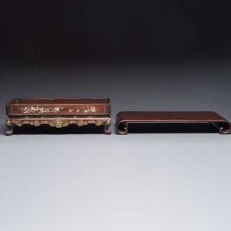 A Chinese or Vietnamese mother-of-pearl-inlaid wooden tray and a Chinese hongmu stand, 19/20th C.