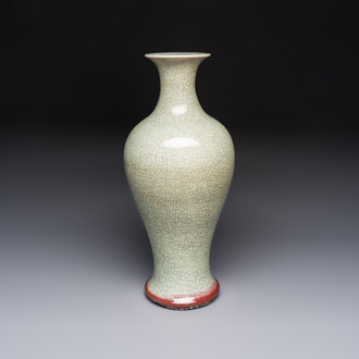 A Chinese crackle-glazed vase, 19th C.