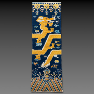 A Sino-Tibetan woollen 'Dragon' pillar carpet, 19th C.