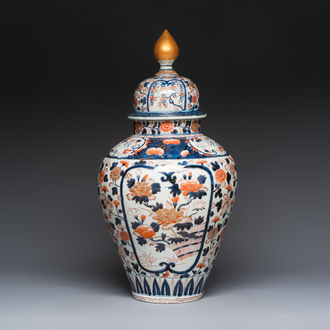A large Japanese Imari baluster vase and cover with floral design, Edo, 17/18th C.