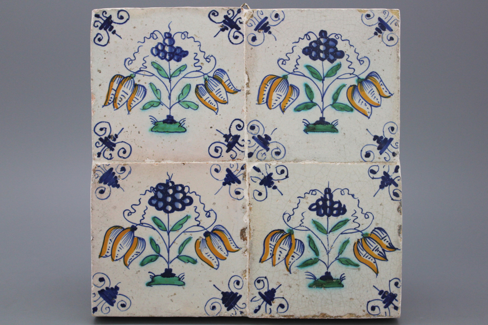 Lot de 4 carreaux en fa&iuml;ence de Delft, polychrome, d&eacute;cor floral, env. 1620