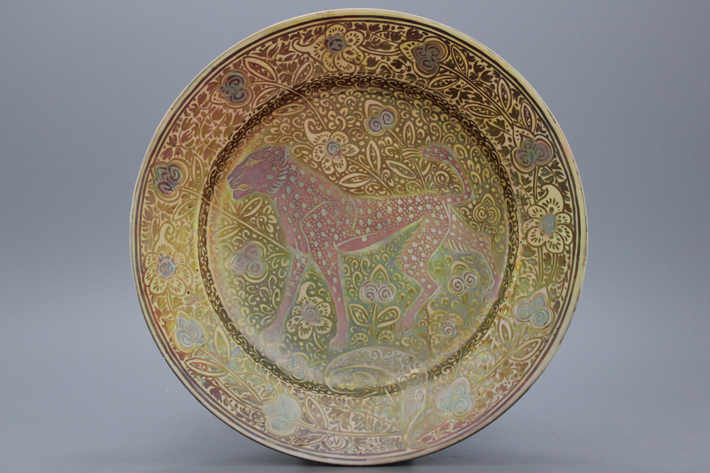 Delftse schotel lusterglazuur, met luipaard, De Porceleyne Fles, ca, 1920