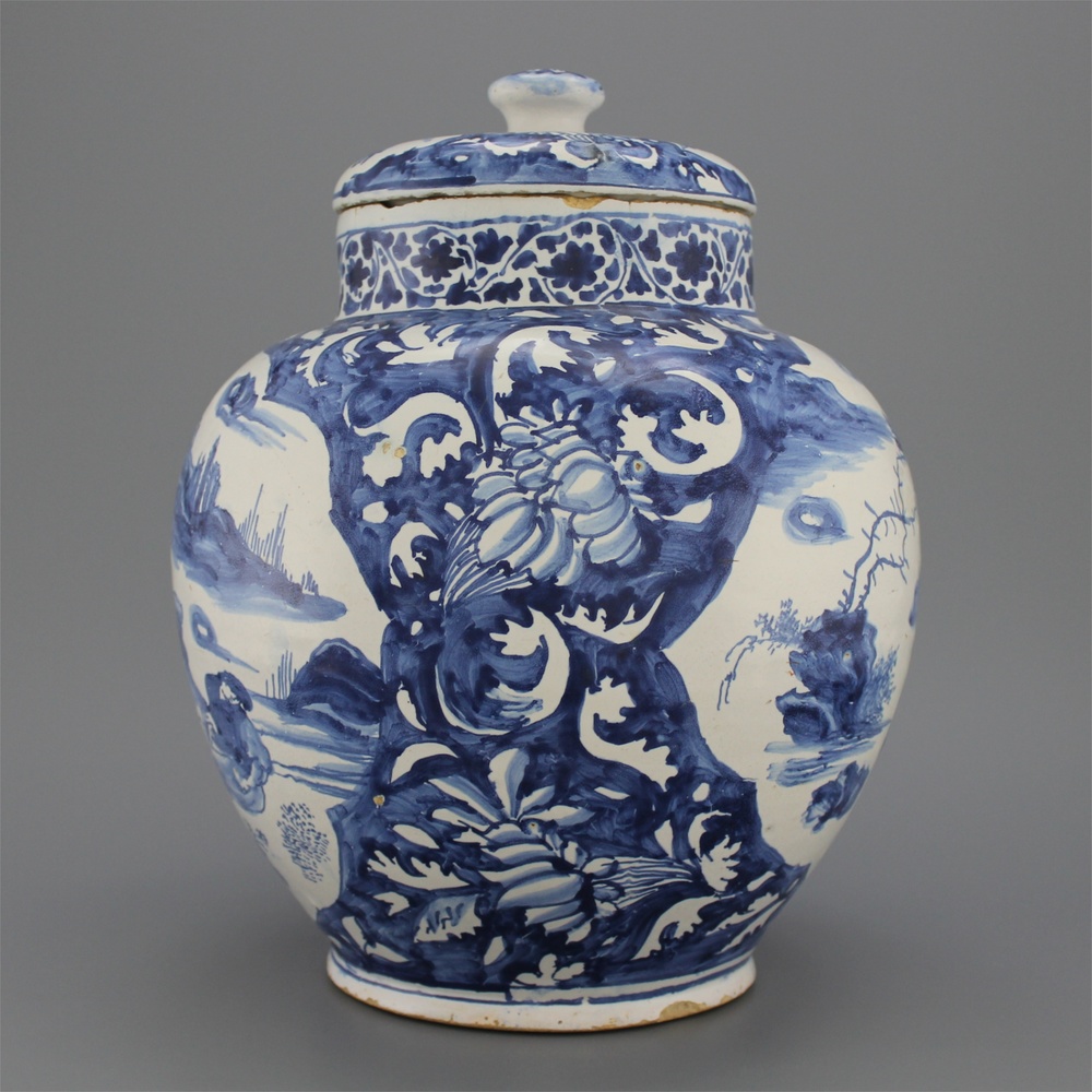 Important pot couvert en majolique hollandaise &agrave; la chinoiserie, probablement Haarlem, env. 1630