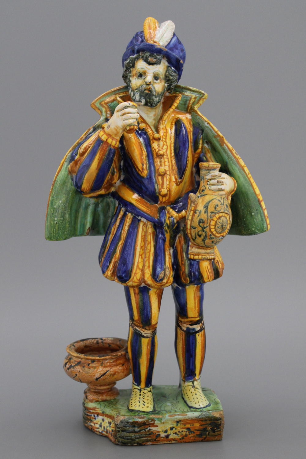 Uitzonderlijke figuur van een staande man, majolica uit Urbino, ca. 1570