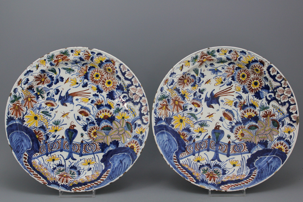 Twee grote polychrome Delftse borden, met vogels en bloemen, 17e eeuw