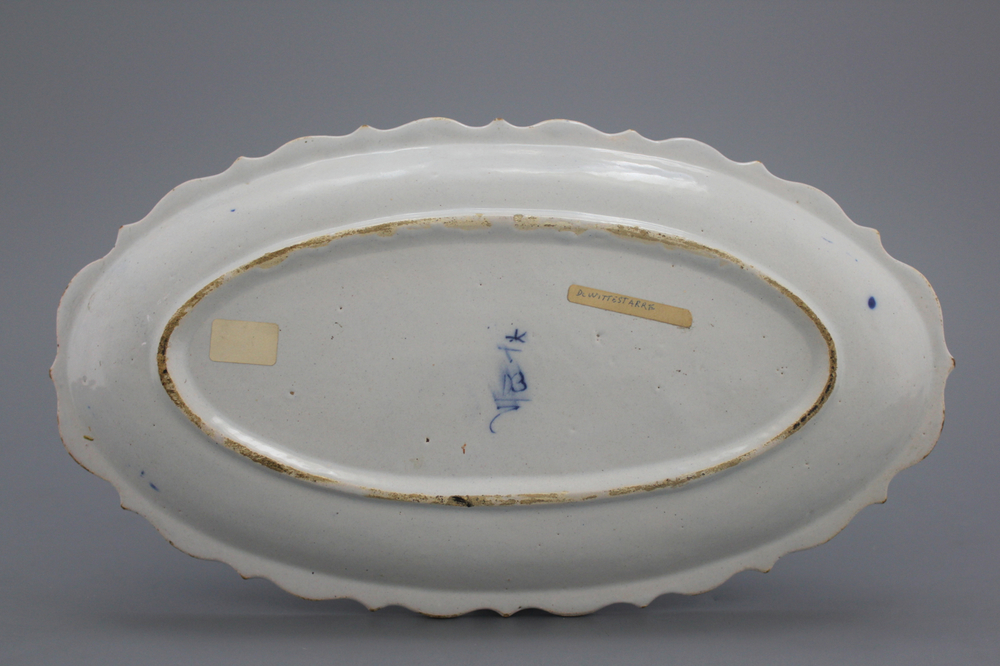 Pr&eacute;sentoir oval en fa&iuml;ence de Delft bleu et blanc &agrave; la chinoiserie avec sc&egrave;nes de chasse, 18e