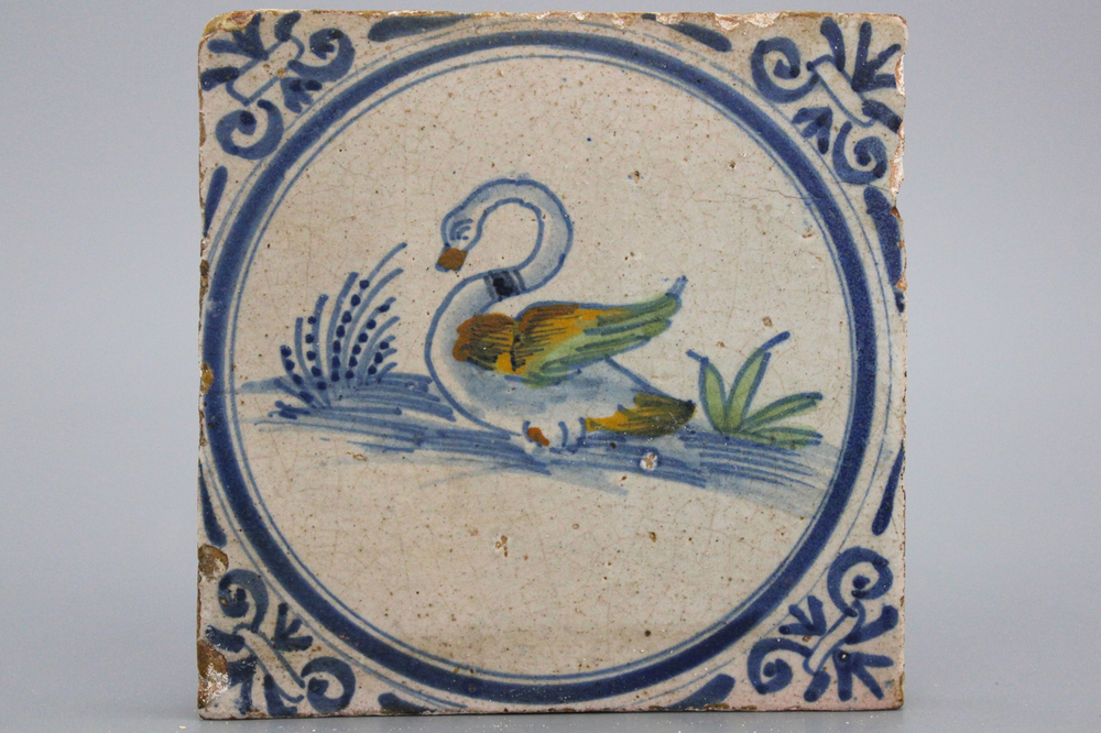 Zeer zeldzame Delftse polychrome tegel, met zwaan, Haarlem, ca. 1620