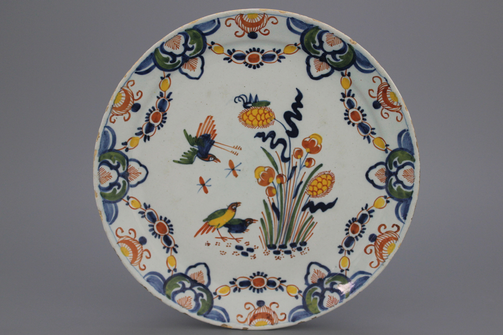 Plat en fa&iuml;ence de Delft, d&eacute;cor polychrome aux cailles, d&eacute;but 18e
