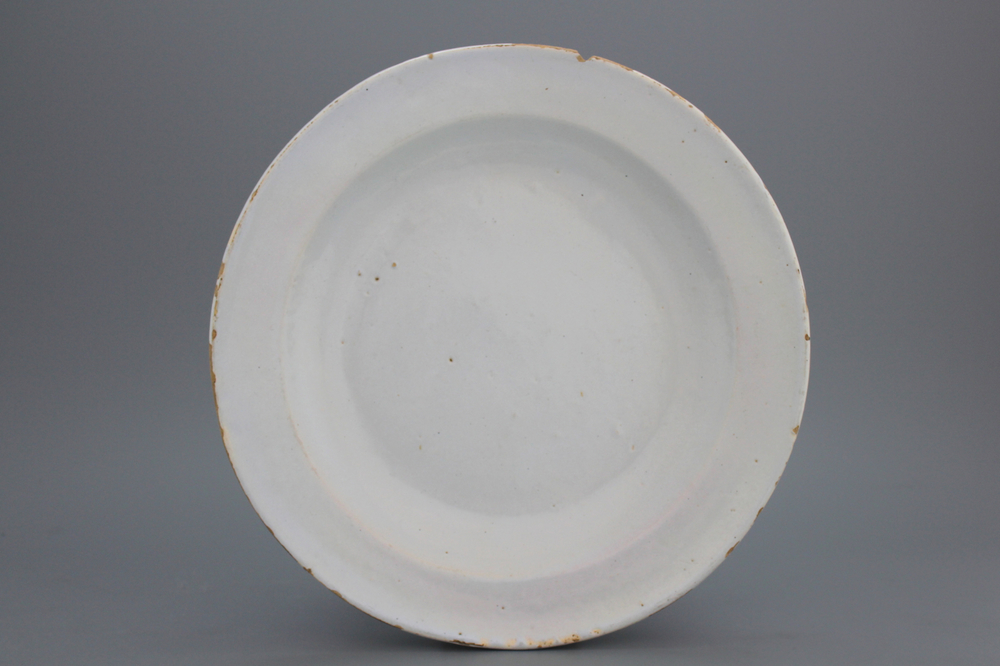 Plat rond en fa&iuml;ence de Delft, monochrome blanc, fin 17e