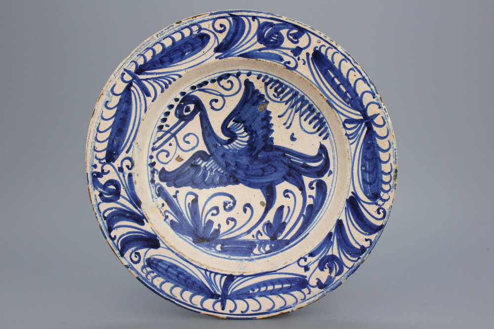 Spaans bord met  kraanvogel, Puente del Arzobispo, 1575-1600