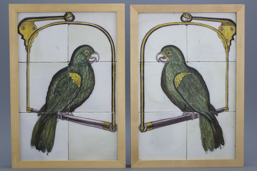 Mooi paar Delftse polychrome tegeltableaus, met papegaaien, vermoedelijk Rotterdam fabriek Aalmis, 18e eeuw