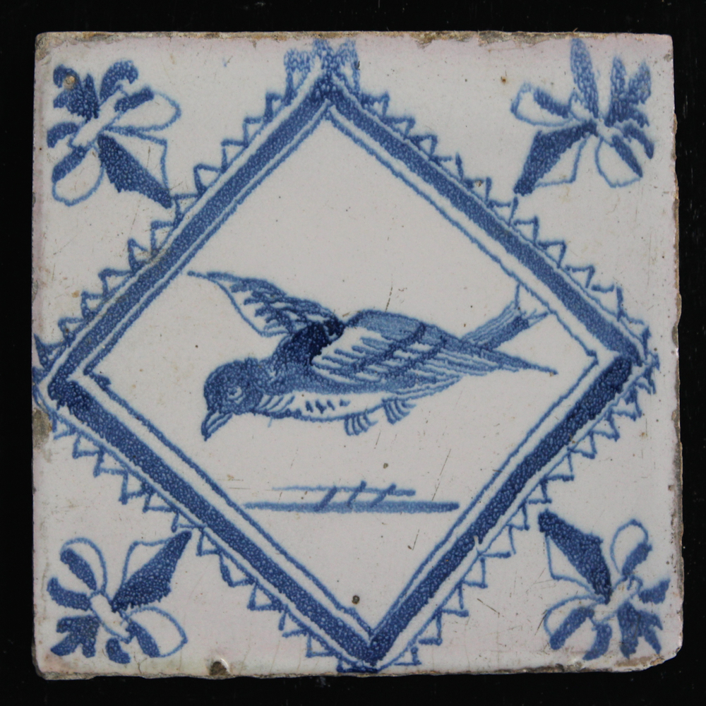 Lot de 14 carreaux concordantes en fa&iuml;ence de Delft, bleu et blanc, repr&eacute;sentant oiseaux dans un cadre lozange, 18e