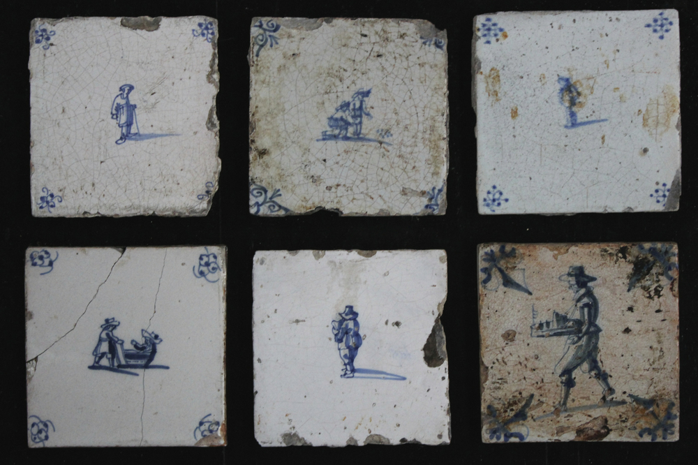 Lot de 19 carreaux en fa&iuml;ence de Delft, bleu et blanc, dessins diff&eacute;rents, 17e et 18e