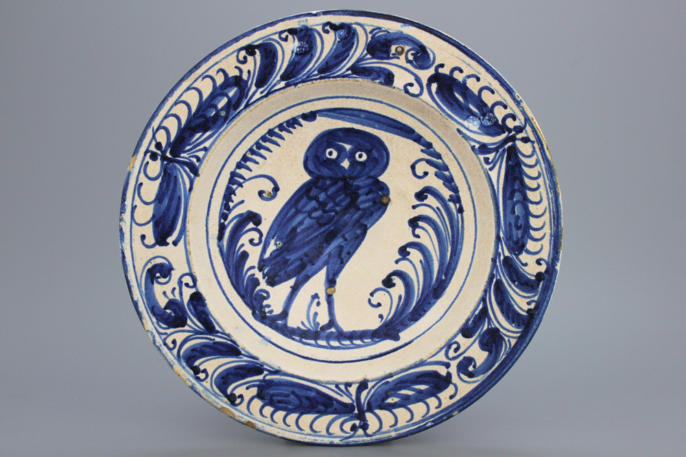 Spaans bord met uil, Puente del Arzobispo, 1575-1600