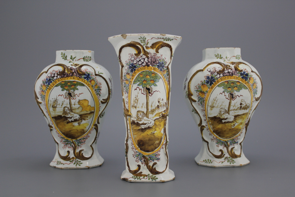 Garniture 3 pi&egrave;ces en fa&iuml;ence de Delft, polychrome, sc&egrave;nes orangistes d'un lion se reposant derri&egrave;re un oranger, 18e