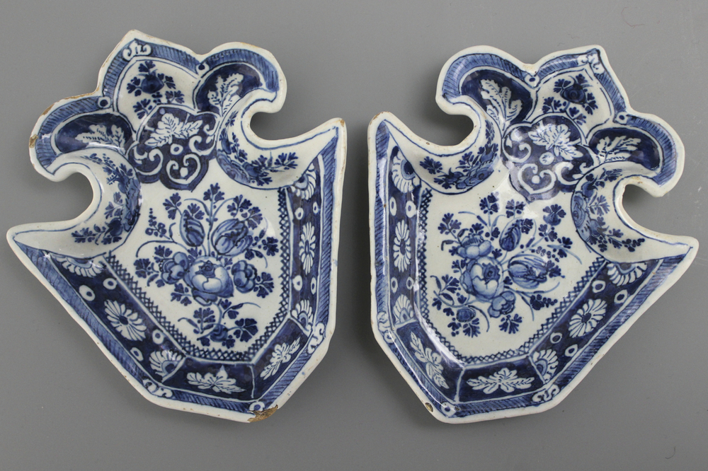 Paire de plats de condiments en fa&iuml;ence de Delft, en forme de fleurs-de-lys, env. 1700