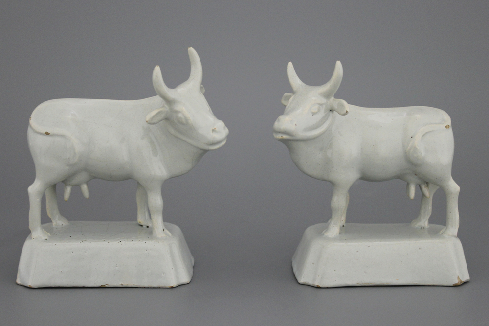 Paire de figures de vaches en fa&iuml;ence de Delft, monochrome blanc, 18e
