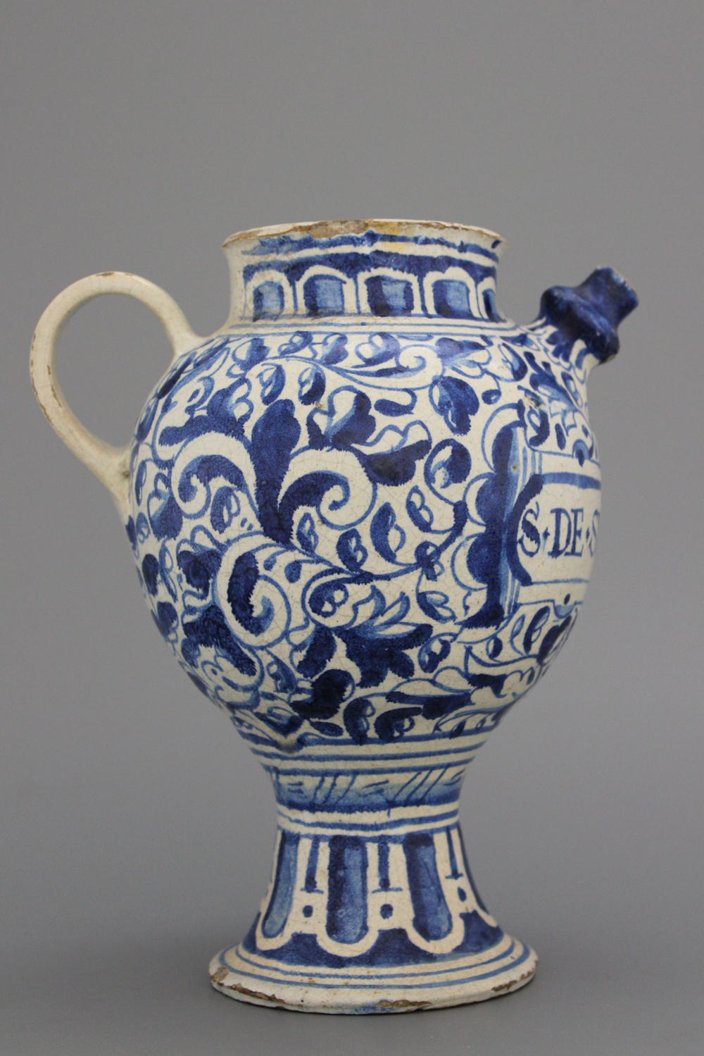 Chevrette en majolique d'Anvers, bleu et blanc, d&eacute;cor &agrave; foglie, env. 1580