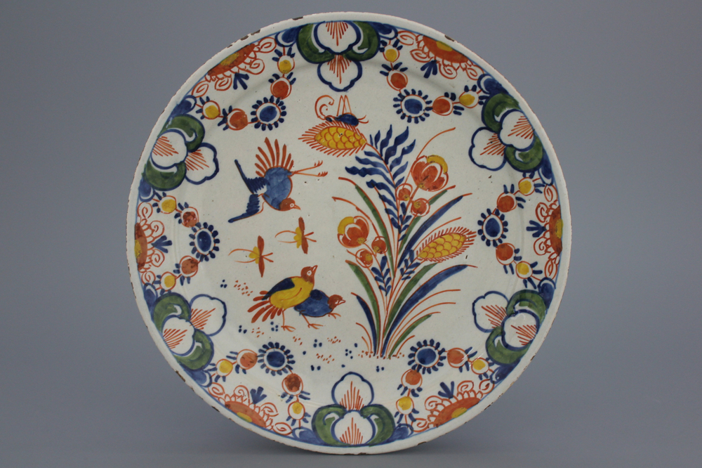 Plat en fa&iuml;ence de Delft, d&eacute;cor polychrome aux cailles, 17/18e