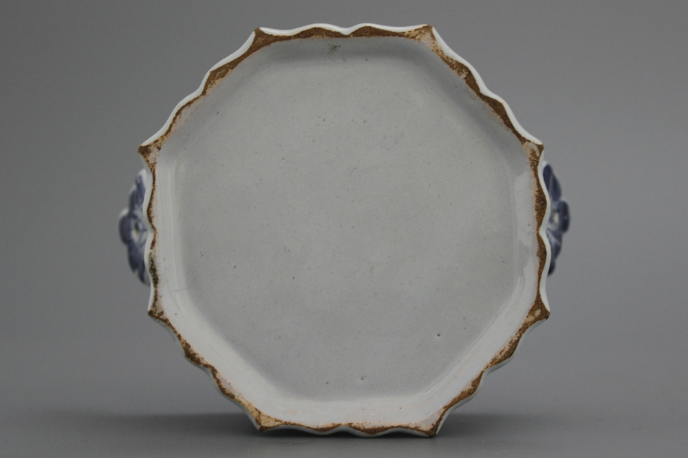 Beurrier en fa&iuml;ence de Delft, bleu et blanc, d&eacute;cor&eacute; de paysages, 18e