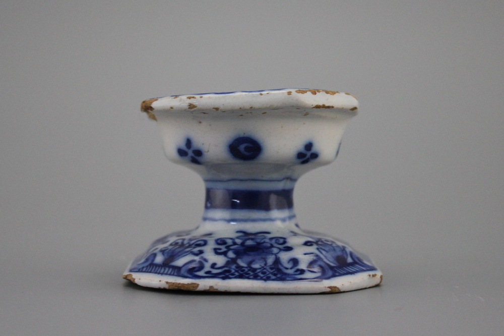 Saleron en fa&iuml;ence de Delft, d&eacute;cor bleu et blanc, 18e