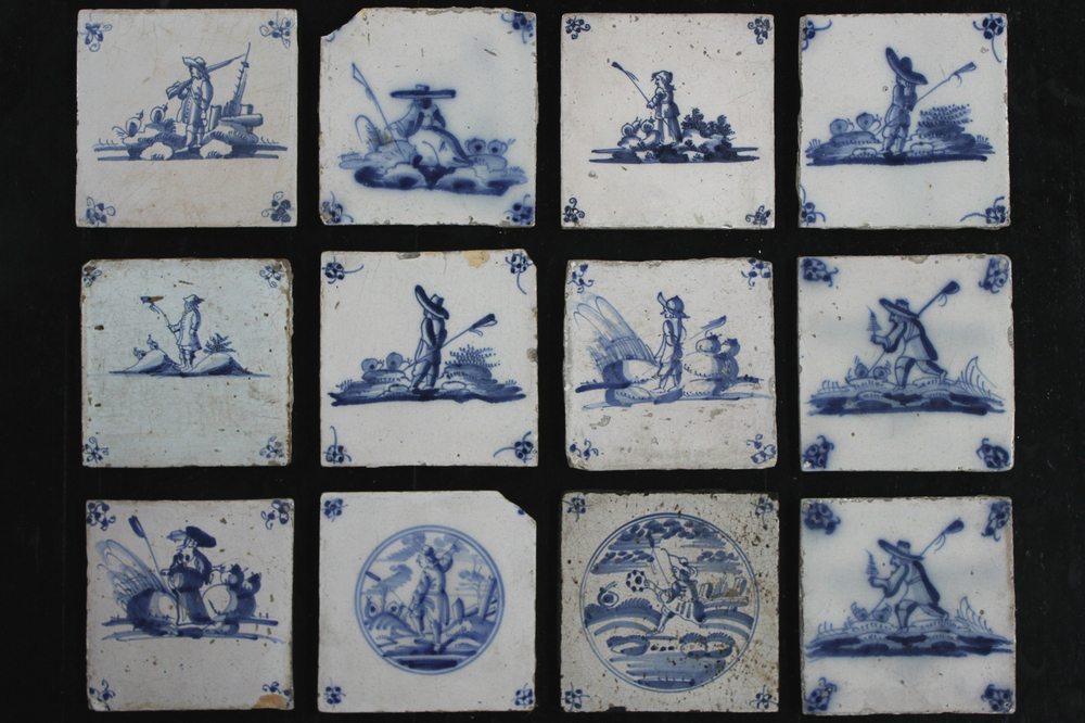 Lot de 27 carreaux en fa&iuml;ence de Delft, bleu et blanc, diff&eacute;rentes sc&egrave;nes, 18e et 19e