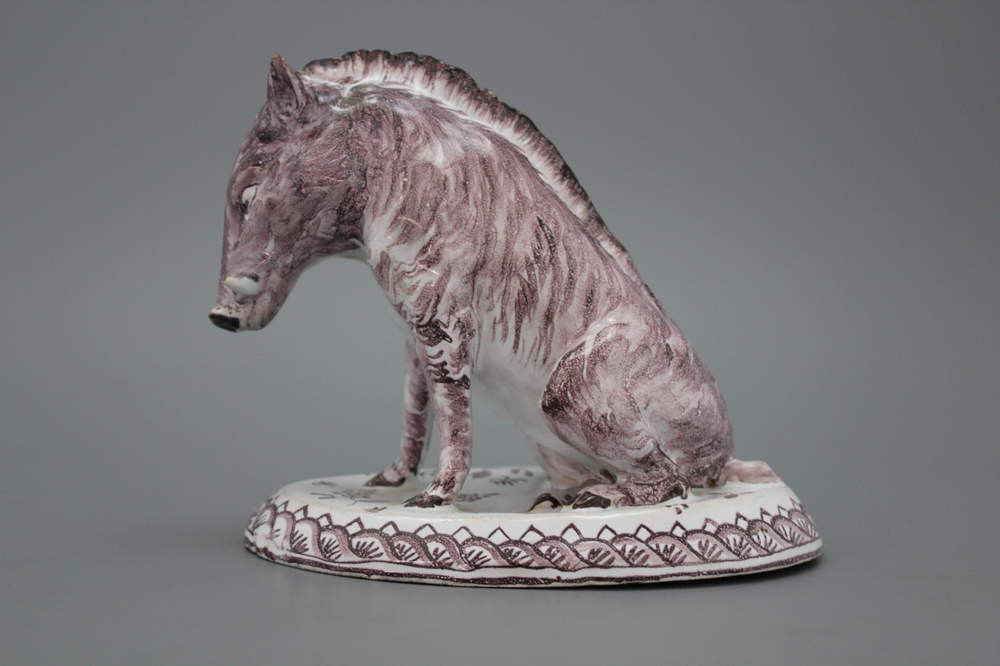 Mod&egrave;le de sanglier en fa&iuml;ence de Delft, mangan&egrave;se, marqu&eacute; AP, 19e
