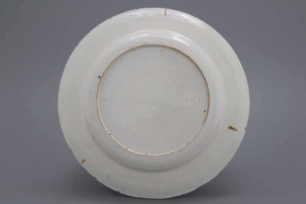 Plat en fa&iuml;ence de Delft, polychrome, d&eacute;cor floral, 17e