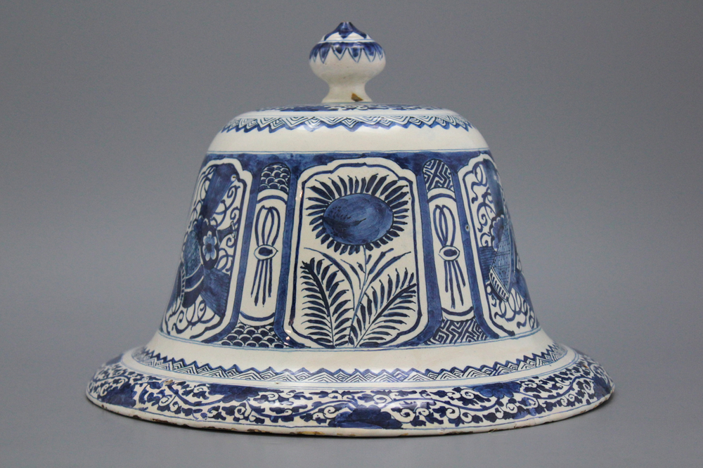 Cloche rare en fa&iuml;ence de Delft, bleu et blanc &agrave; la chinoiserie, Lambertus Van Eenhoorn, fin 17e