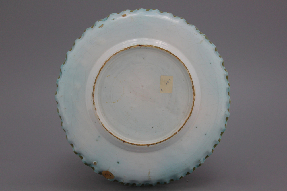 Plat en fa&iuml;ence de Bruxelles, d&eacute;cor papillons, 18e