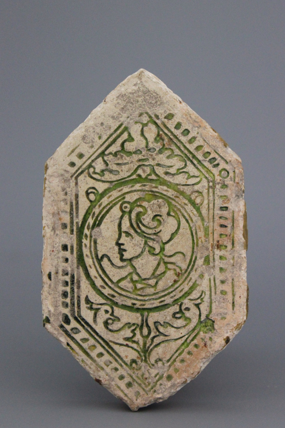 Carreau hexagonal m&eacute;di&eacute;val, France, env. 1520