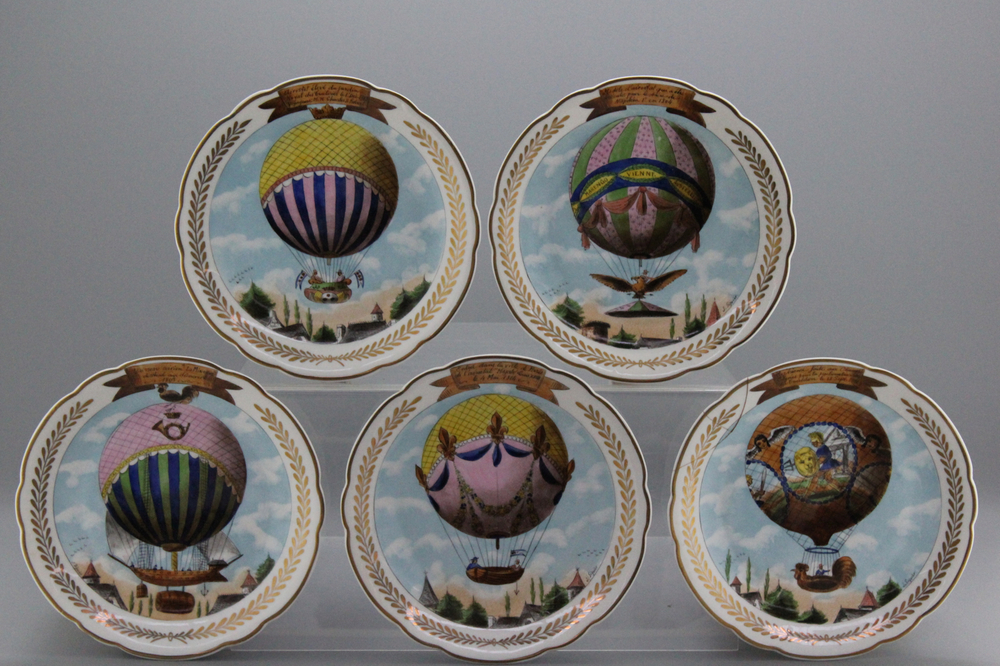 Lot de 5 assiettes en porcelaine de S&egrave;vres, d&eacute;cor montgolfi&egrave;re, 19e