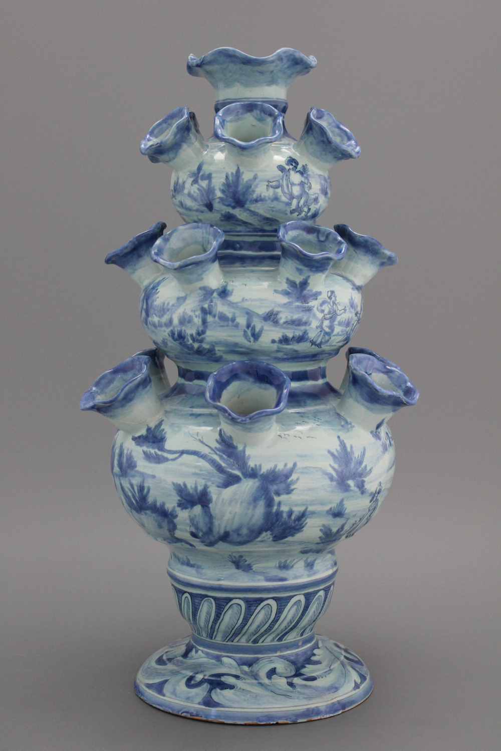 Grand vase tulipi&egrave;re italien, Savona, bleu et blanc, 18e