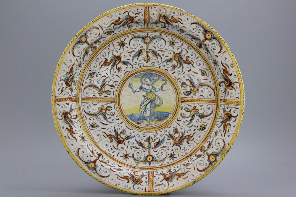 Impressionant plat Italien Deruta, aux dessins 'grotesques' (grotesschi') et d&eacute;cor de 'Prudencia', env. 1620