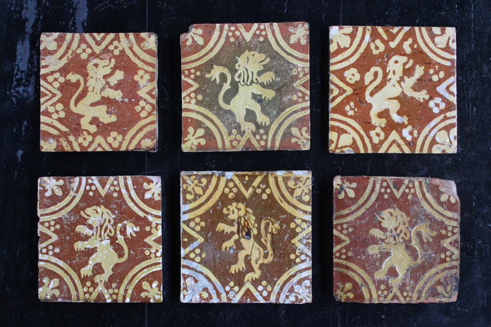 Lot de 6 carreaux post-m&eacute;di&eacute;val en terre glaise, France-Flandres, d&eacute;cor lions rampants, 17e-18e