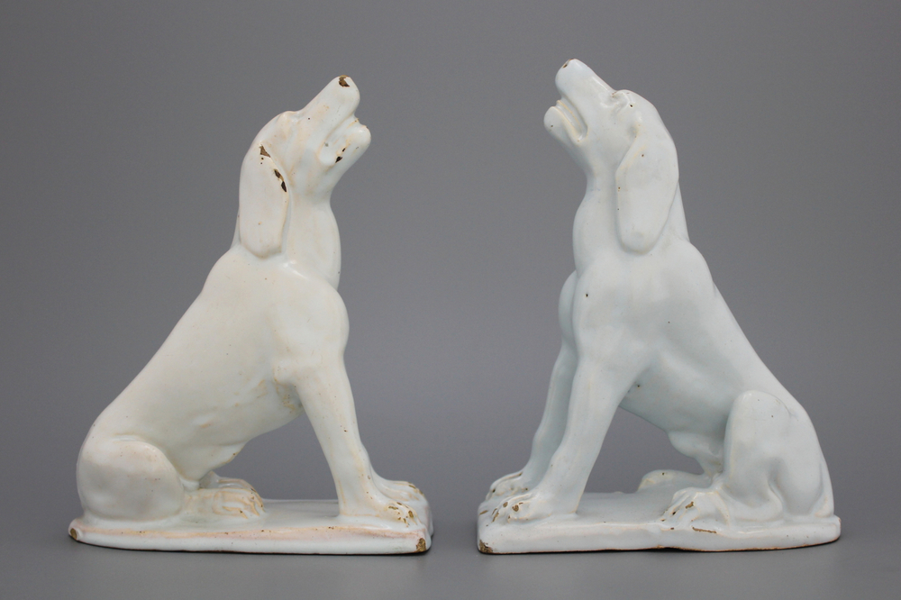 Paire de chiens en fa&iuml;ence blanc de Bruxelles, 18e