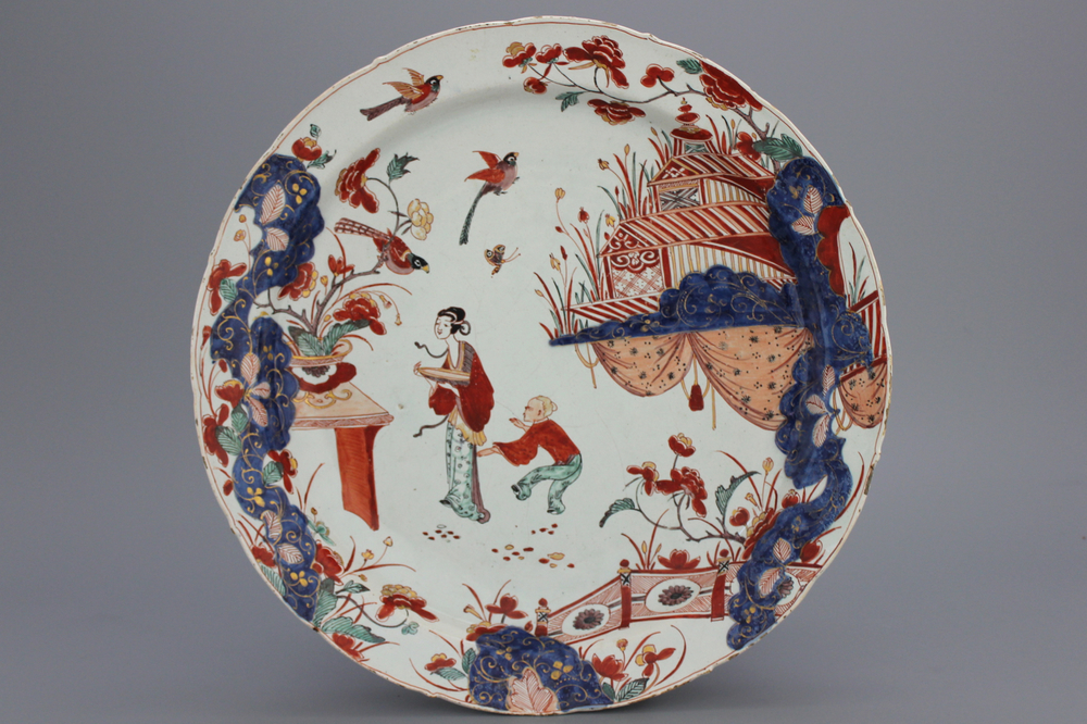 Grote Delftse schotel met chinoiseriedecor in imari kleuren, 18e eeuw