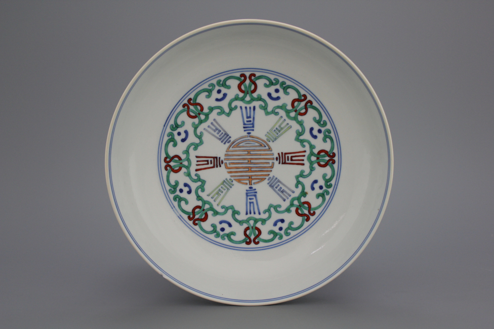 Assiette doucai en porcelaine de chine, marqu&eacute; Qianlong