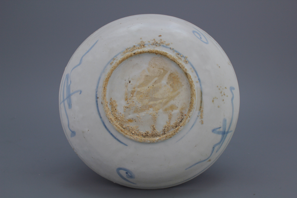 A Chinese late Ming Dynasty Swatow blue and white plate with a phoenix bird, 16th C.