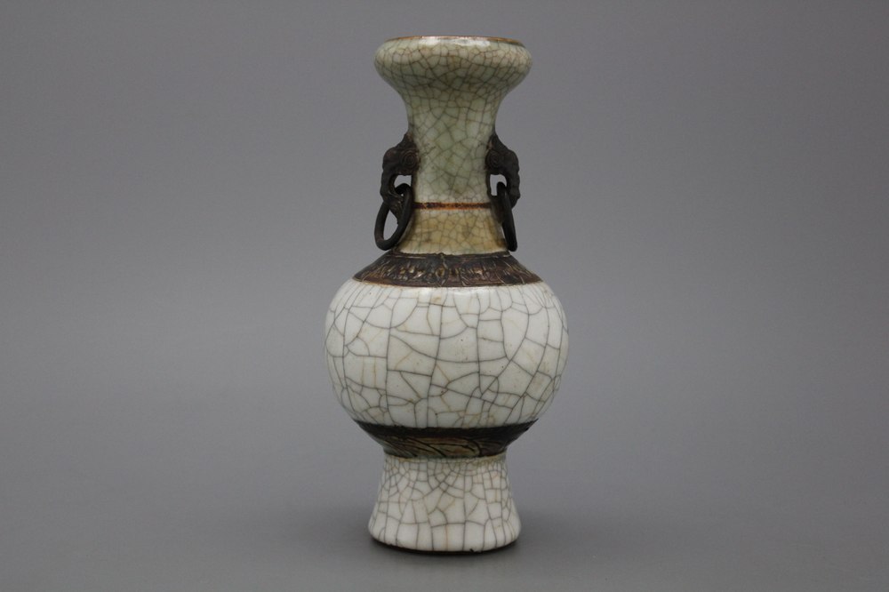 Vase chinois de forme bouteille en gla&ccedil;ure craquel&eacute;e avec anses en forme d'&eacute;l&eacute;phant, 19e