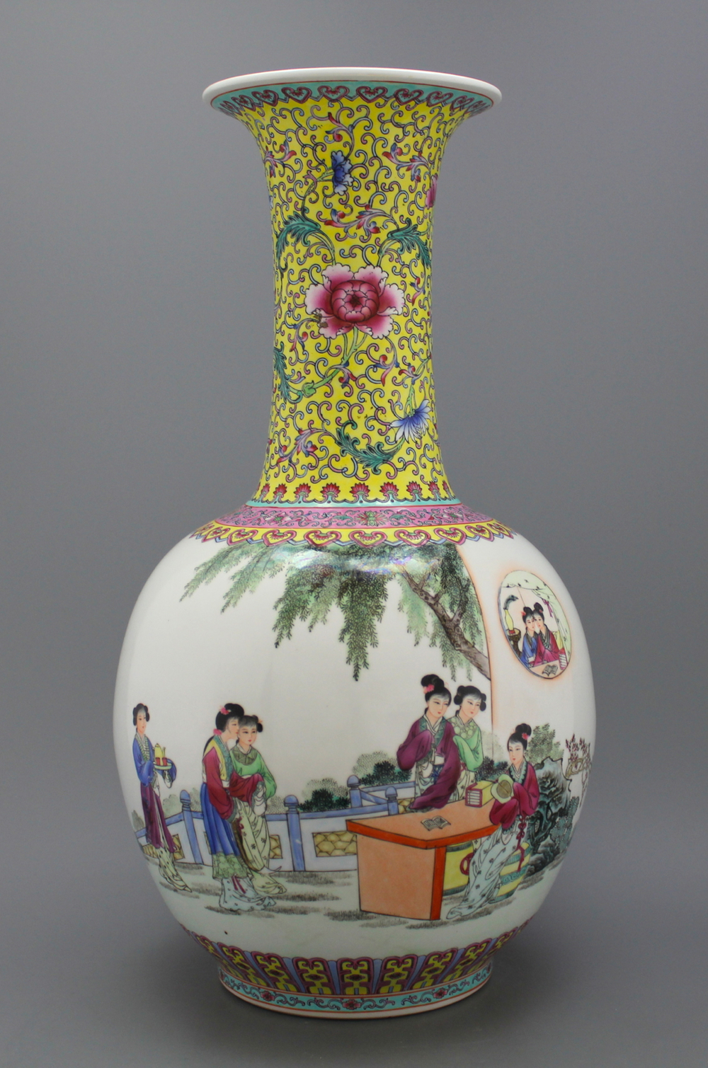 Grote flesvormige Tian qiu ping flesvormige vaas in Chinees porselein, famille rose, Republiek, 20e eeuw
