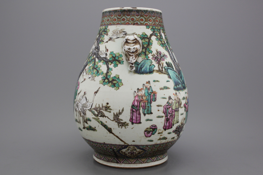 Prachtige Hu vaas in Chinees porselein met oren in de vorm van een olifant, famille rose, 19e eeuw