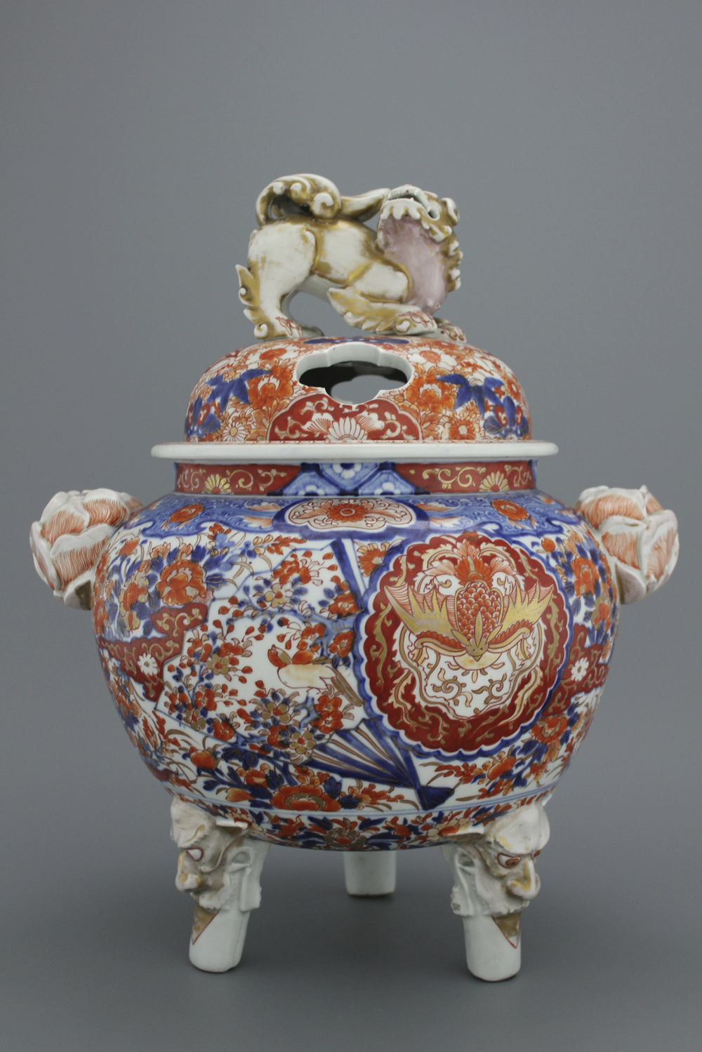A large Japanese Imari koro, 19th C.
