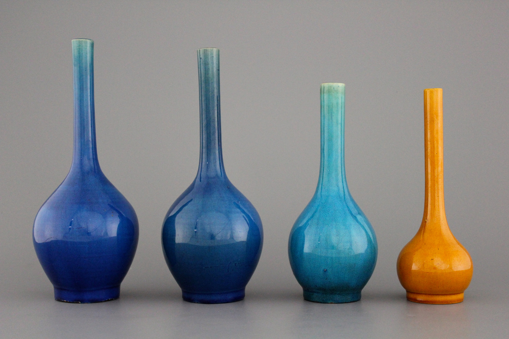 Lot de 4 vases de forme bouteille polychrome d'Awaji, Japon, 19e