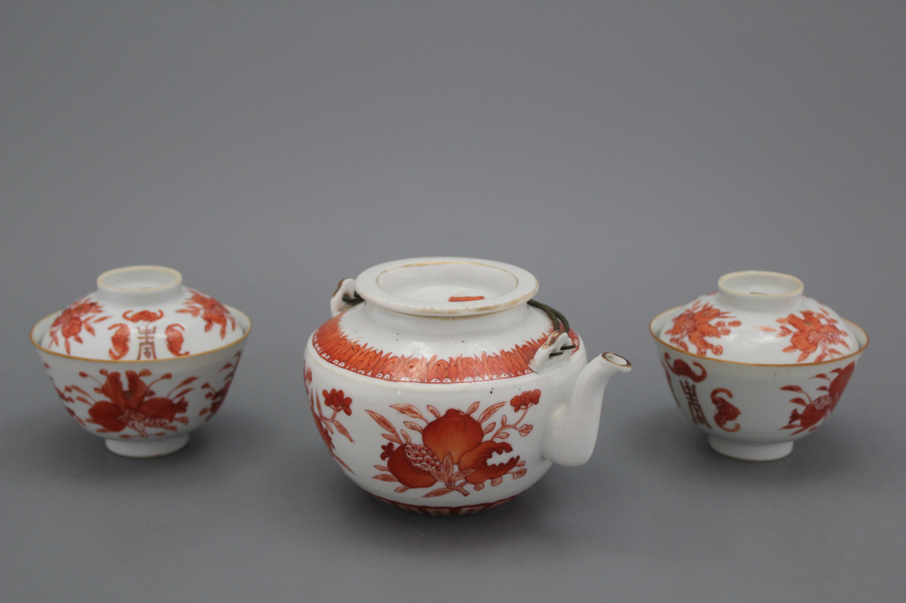 Une th&eacute;i&egrave;re et deux tasses en porcelaine chinoise, 19e